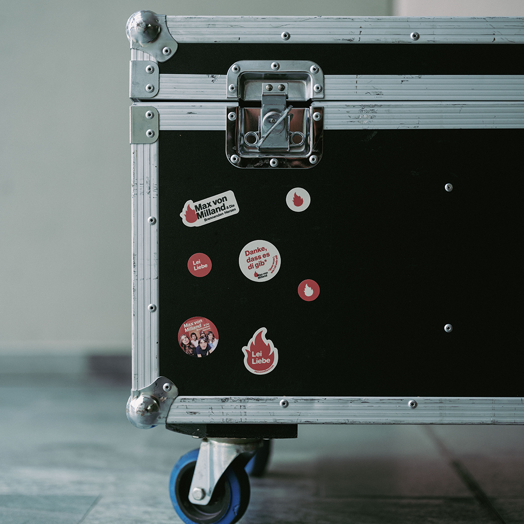 BUNDLE | Max von Milland Buttons, Sticker & Schlüsselanhänger